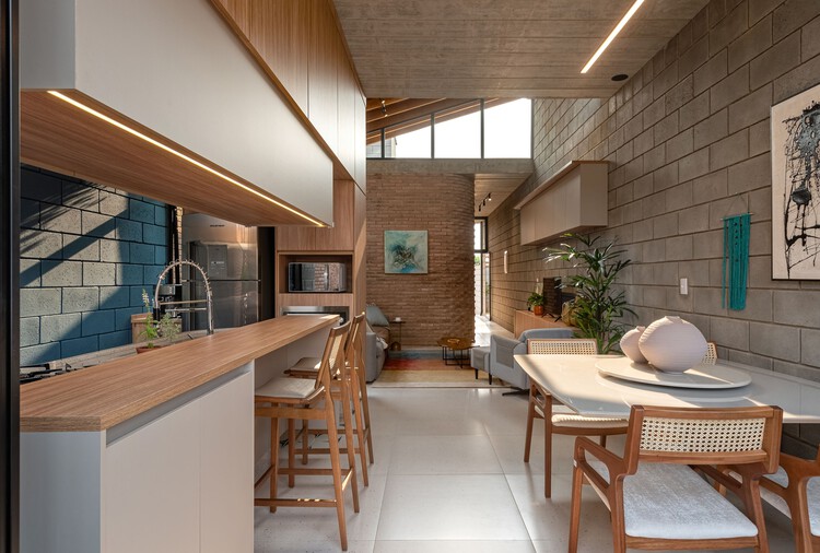 House Boêmia / Costa Matoso arquitetura E Engenharia - Интерьерная фотография, кухня, дерево, столешница, освещение, стол, стул