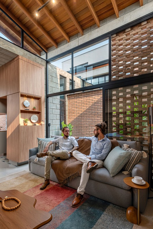House Boêmia / Costa Matoso arquitetura E Engenharia - Интерьерная фотография, гостиная, кирпич, стул, двор, патио