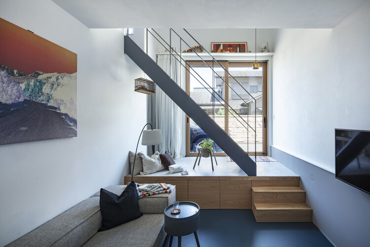 Дом для двух / Tenhachi Architect & Interior Design - Интерьерная фотография, гостиная, дерево, освещение, лестница, стул