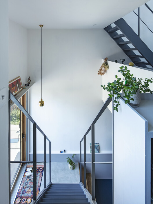 Дом для двух / Tenhachi Architect & Interior Design - Интерьерная фотография, лестница, освещение, поручена
