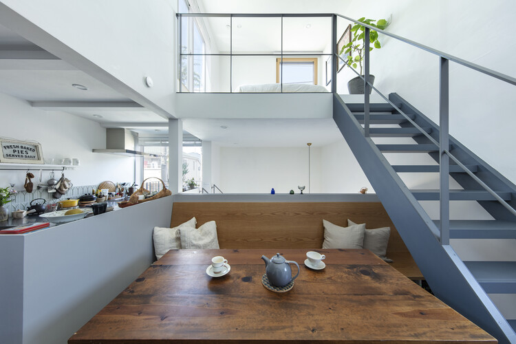 Дом для двух / Tenhachi Architect & Interior Design - Интерьерная фотография, дерево, освещение, стол, стул, стекло