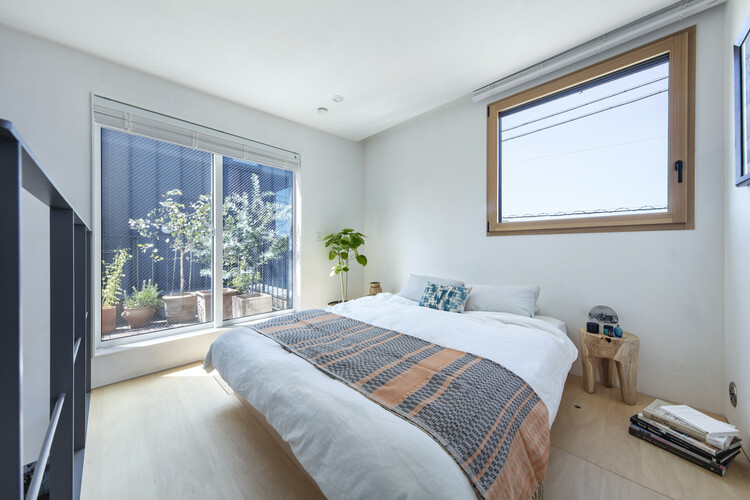 Дом для двух / Tenhachi Architect & Interior Design - Интерьерная фотография, спальня, дерево, освещение, кровать