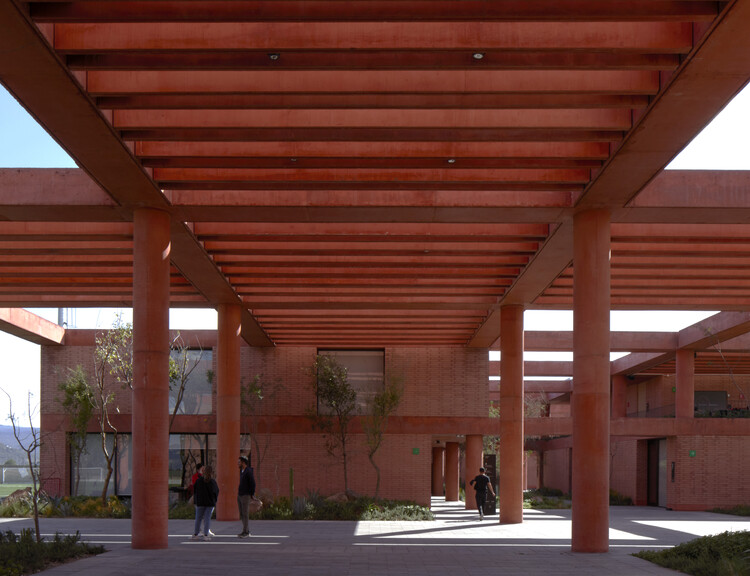 Атлас Academia Sport Facility / Sordo Madaleno Arquitectos - изображение 4 из 37