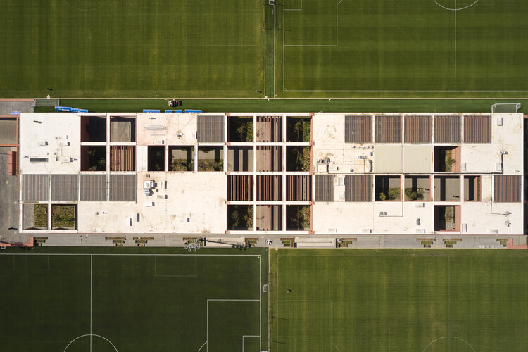 Атлас Academia Sport Facility / Sordo Madaleno Arquitectos - внешняя фотография