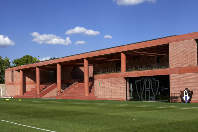 Атлас Academia Sport Facility / Sordo Madaleno Arquitectos - изображение 3 из 37