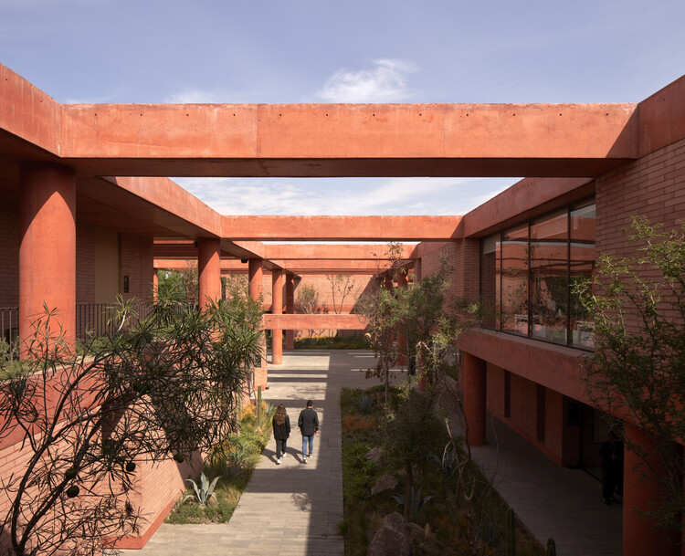 Атлас Academia Sport Facility / Sordo Madaleno Arquitectos - внешняя фотография