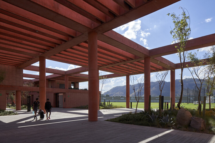 Атлас Academia Sport Facility / Sordo Madaleno Arquitectos - Интерьерная фотография, колонка, луч