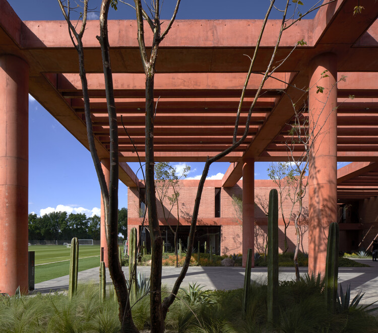 Атлас Academia Sport Facility / Sordo Madaleno Arquitectos - изображение 20 из 37