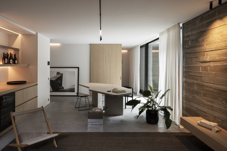 Резиденция Bawada / Toop Architectuur - Интерьерная фотография, дерево, стол, освещение, стул