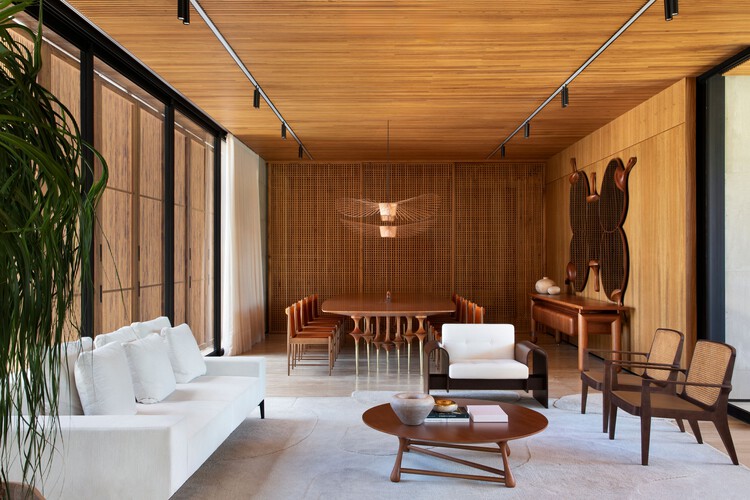 House EJ / Leo Rommano - Интерьерная фотография, гостиная, дерево, стол, стул