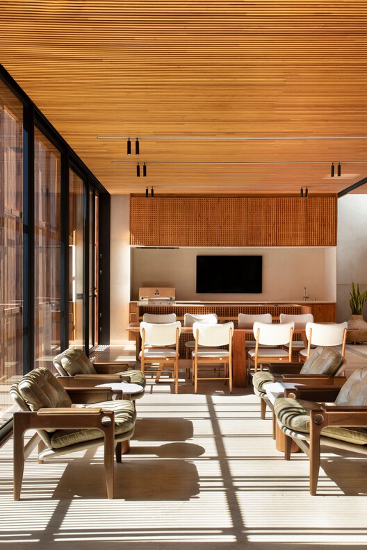 House EJ / Leo Rommano - Интерьерная фотография, гостиная, дерево, стол, стул
