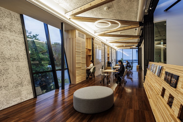 Электронные тестирование и исследовательское предприятие / Design Design Planners Architects & Engineers - Интерьерная фотография, ванная комната, древесина, кресло