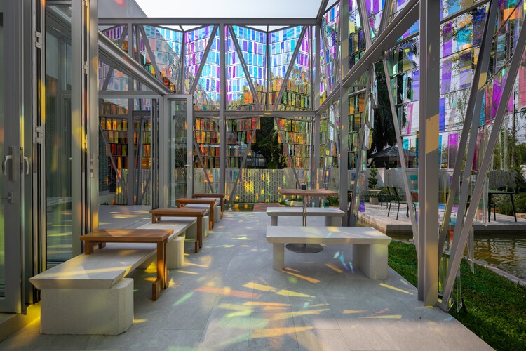 Facets Cafe / BBWorkspace - Внешняя фотография, стекло