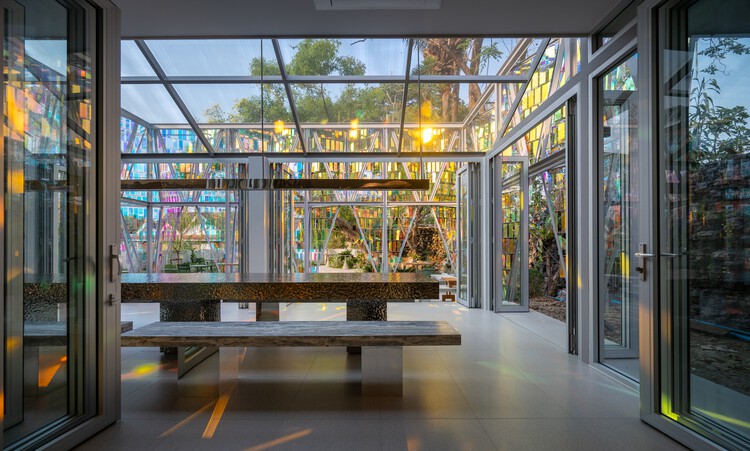 Facets Cafe / BBWorkspace - Интерьерная фотография, стекло