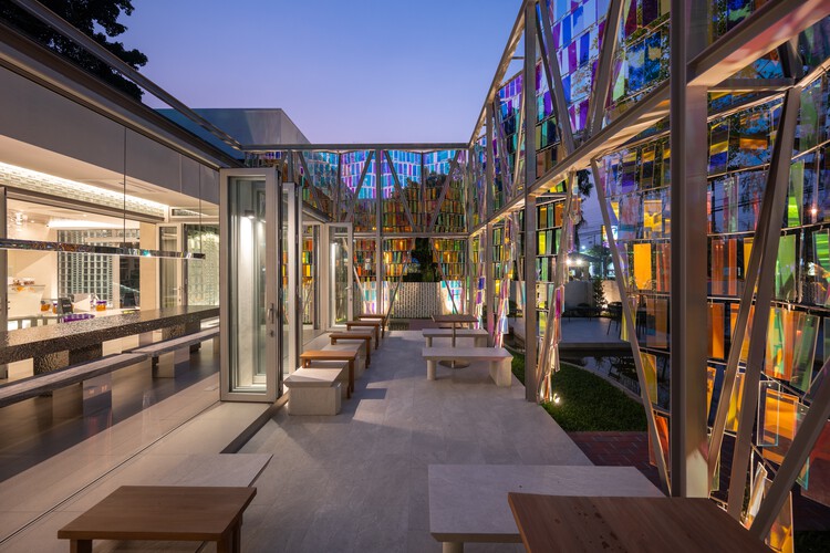Facets Cafe / BBWorkspace - Внешняя фотография, стекло