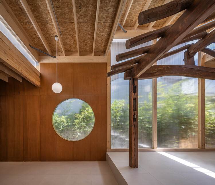 Giwa Building / Trawing Works - Интерьерная фотография, дерево, луч