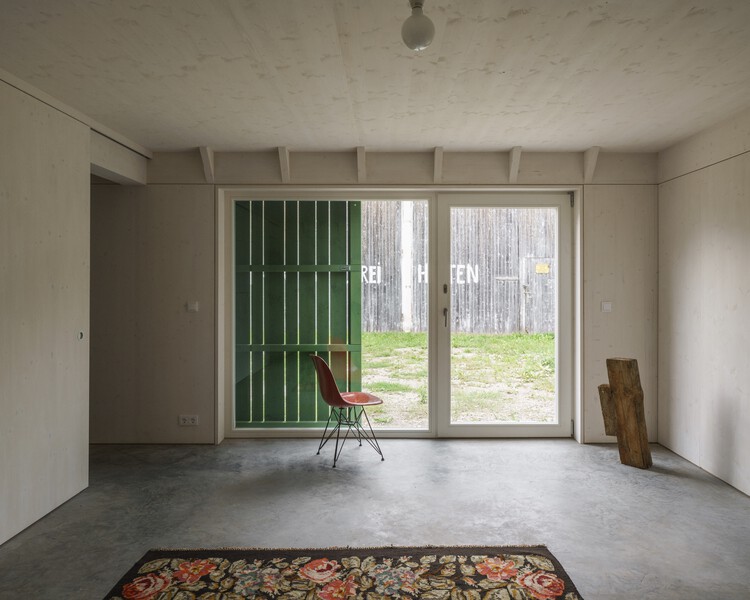 Atelierhaus в Bobingen / Ludwig Zitzelsberger Architekt - Внутренняя фотография, древесина, бетон