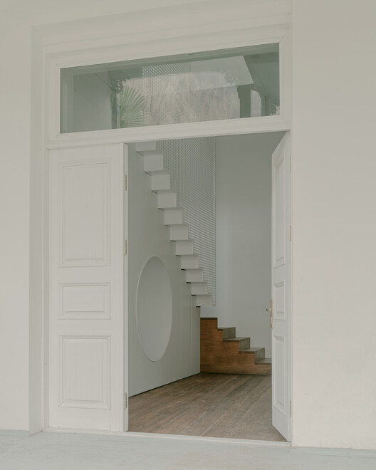 Birdsnest House / Timm - Интерьерная фотография, лестница, дерево, дверь