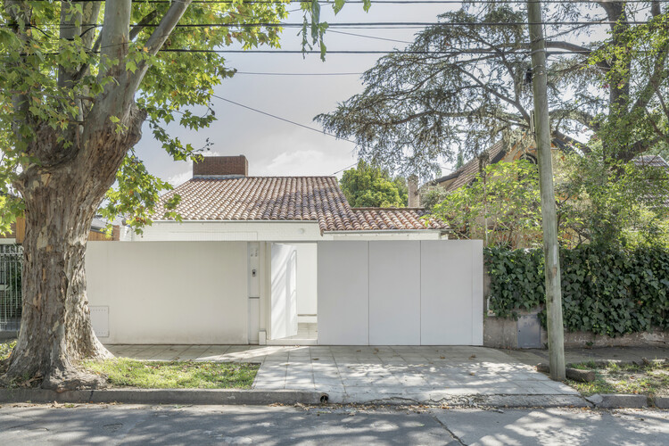 Дом Флорида / Di Marco + Robles Arquitectos - Внешняя фотография, дверь, бетон