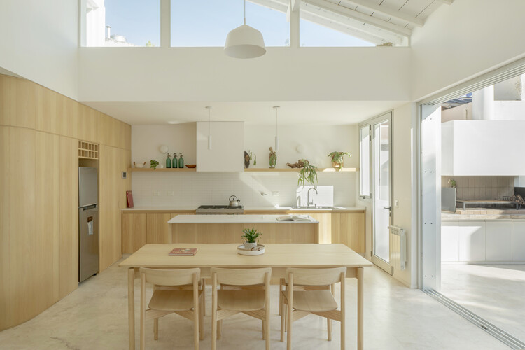 House Florida / Di Marco + Robles Arquitectos - Интерьерная фотография, кухня, дерево, столешница, стул