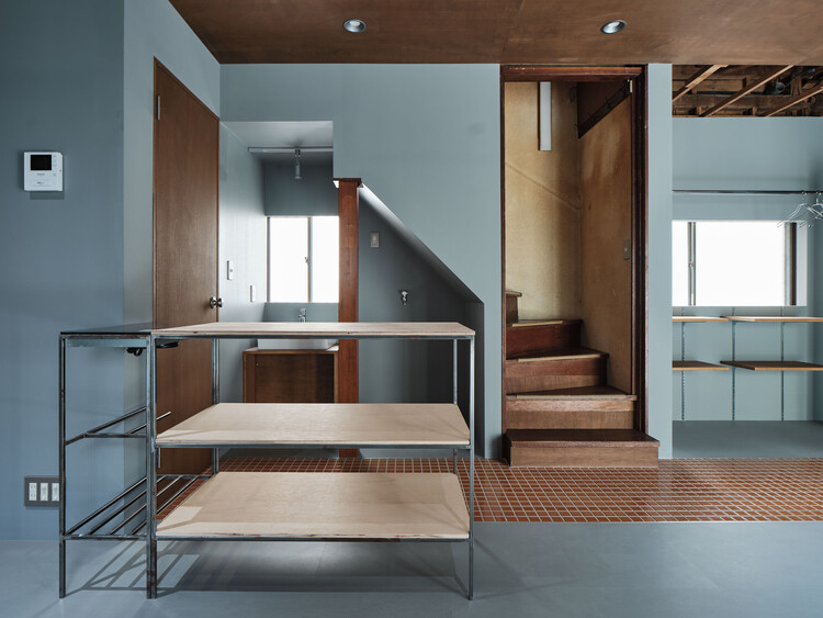 Ōimachi House / Roovice - Интерьерная фотография, дерево, освещение, стул