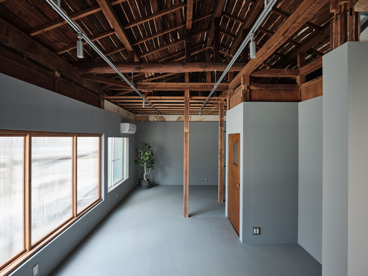 Ōimachi House / Roovice - Интерьерная фотография, дерево, луч