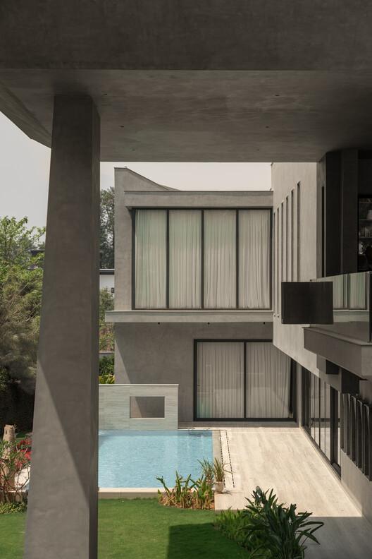Дом вокруг косой колонны / Renesa Architecture Design Studio - Интерьерная фотография, бетон, колонка