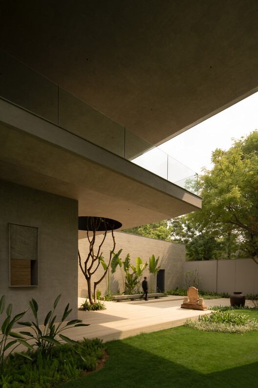 Дом вокруг косой колонны / Renesa Architecture Design Studio - Interior Photography, Courtyard