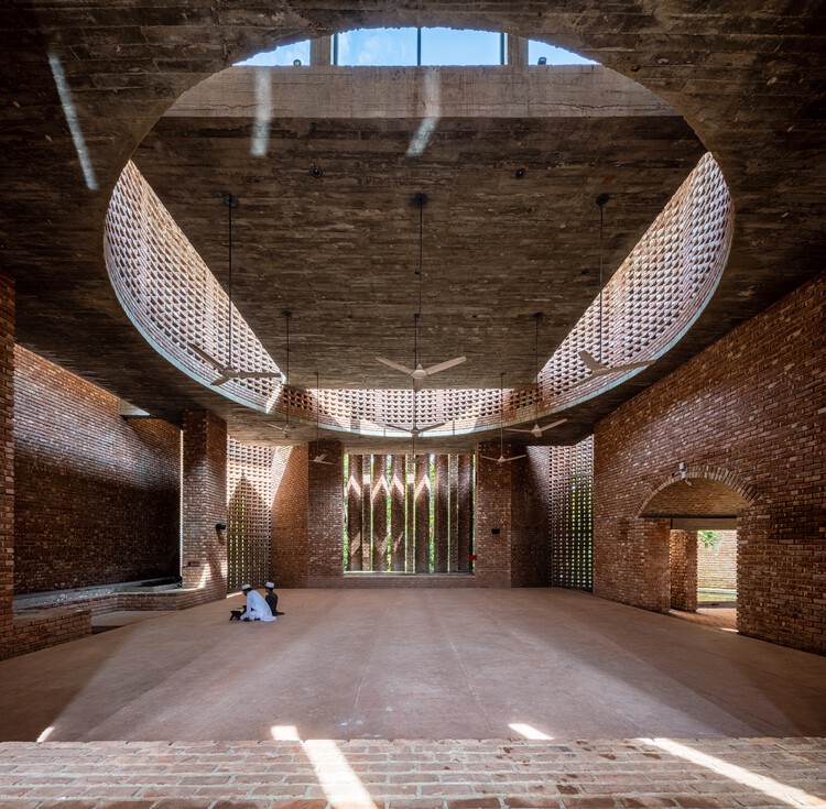 Asalam Mosque / Archeground Ltd. - Интерьерная фотография, кирпич