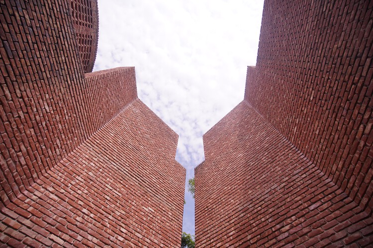 Asalam Mosque / Archeground Ltd. - Интерьерная фотография, кирпич
