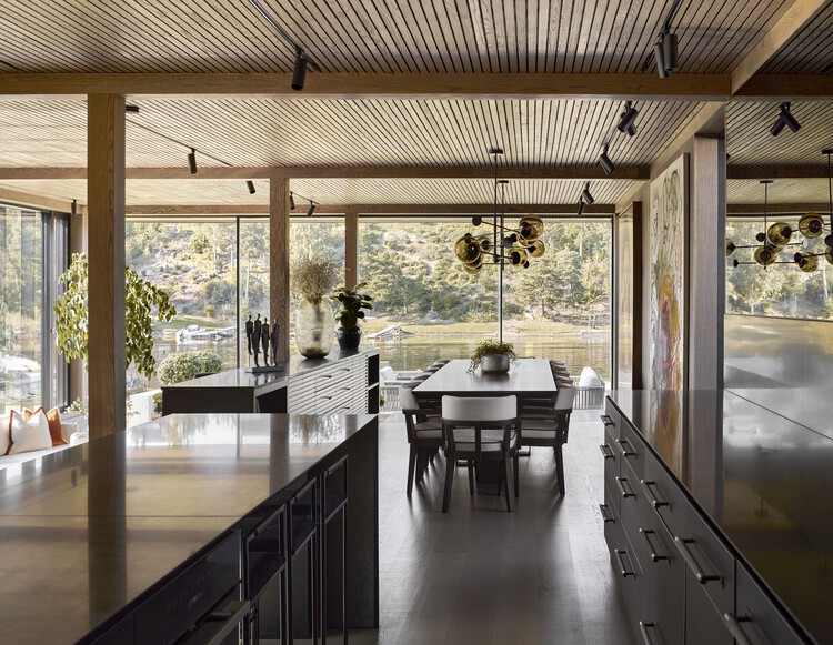 Villa Bruksveien / R21 Arkitekter - Интерьерная фотография, кухня, дерево, столешница, луч, стул