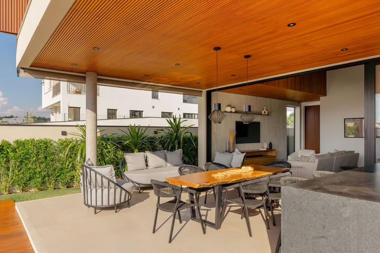 Al House / Taguá arquitetura - Интерьерная фотография, столовая, дерево, стул, луч