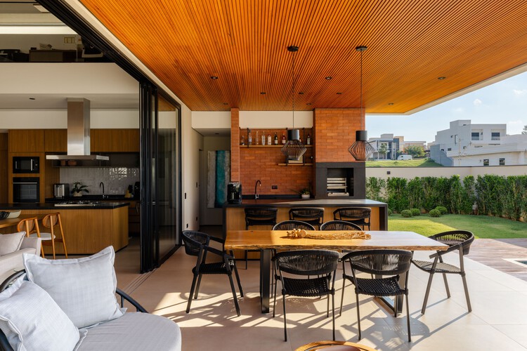 Al House / Taguá arquitetura - Интерьерная фотография, кухня, дерево, стол, стул, столешница