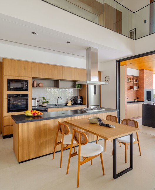 Al House / Taguá arquitetura - Интерьерная фотография, кухня, дерево, столешница, стул, стол