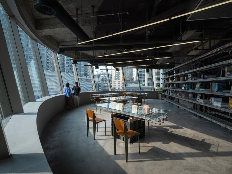889Glo Art Space / Spactrum - Интерьерная фотография, стекло, стул