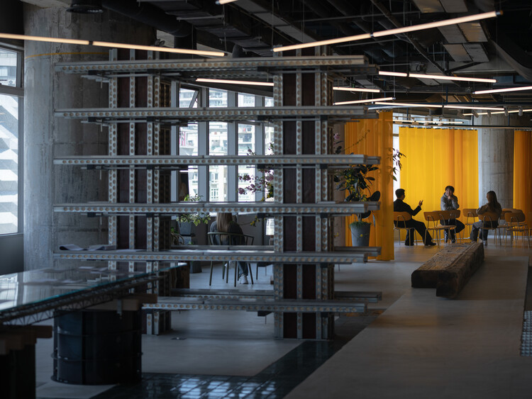 889Glo Art Space / Spactrum - Интерьерная фотография, освещение, стекло, стул