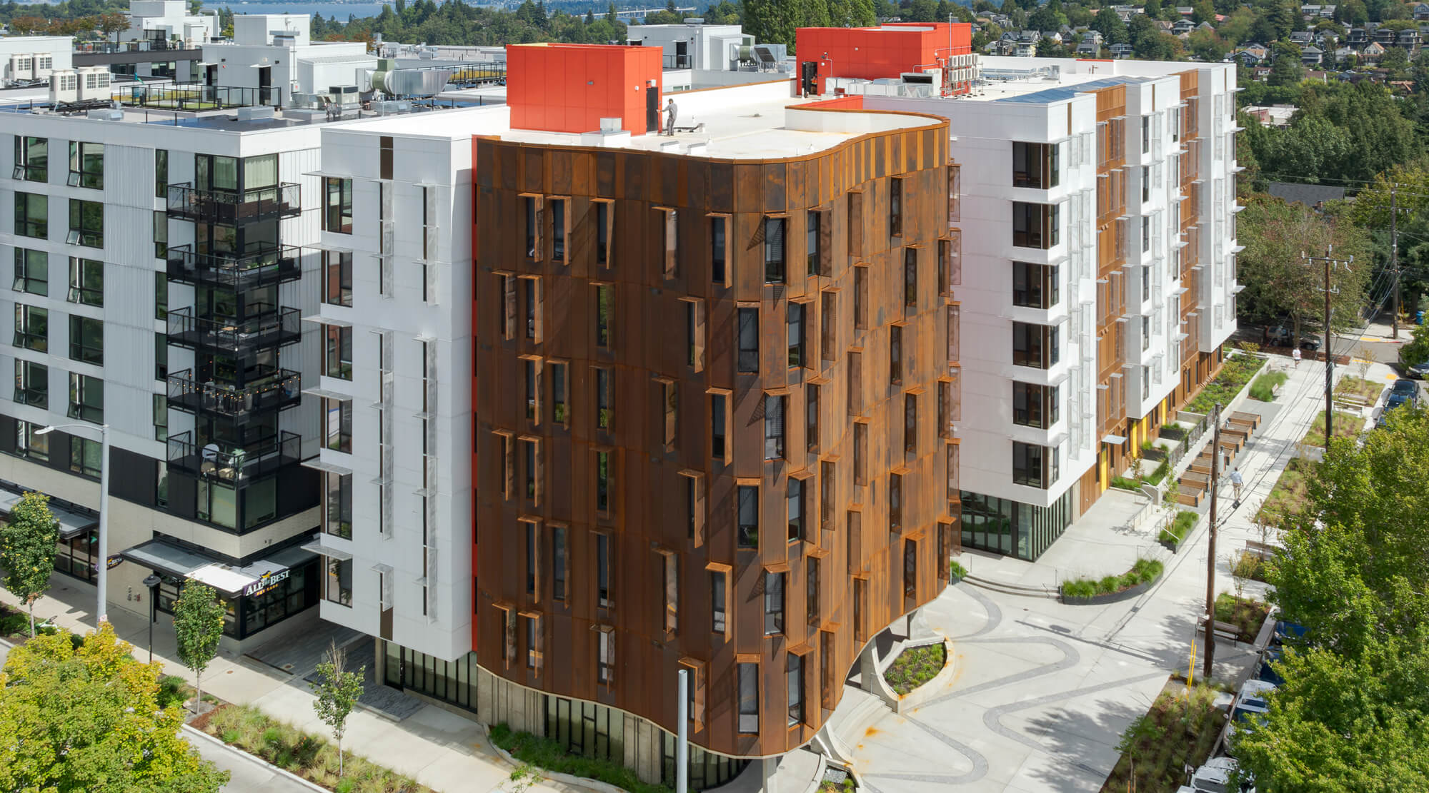 Металлические фасадные системы с резонансом сообщества: случай Africatown Plaza