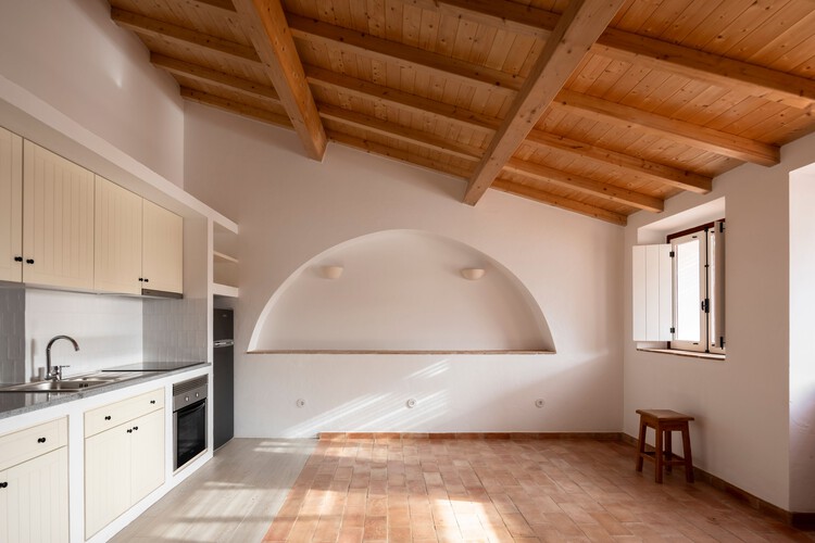 Estremoz 6 Houses / A+Architecture - Интерьерная фотография, кухня, дерево, освещение, луч