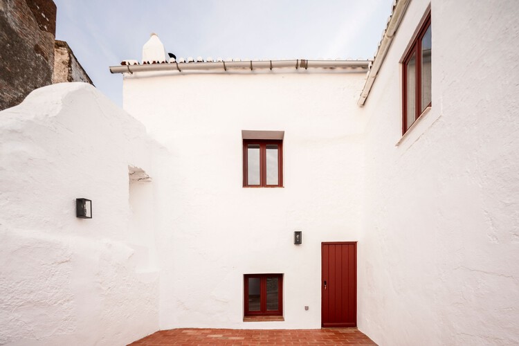 Estremoz 6 Houses / A+Architecture - Интерьерная фотография, дверь, бетон