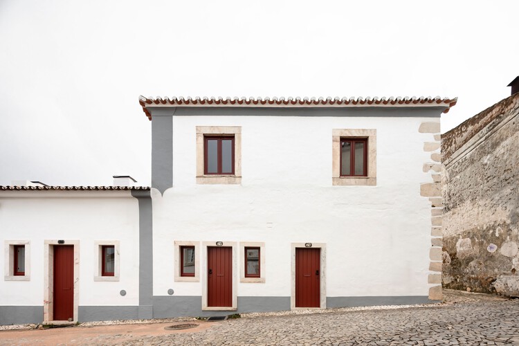 Estremoz 6 домов / A+архитектура - дверь, бетон