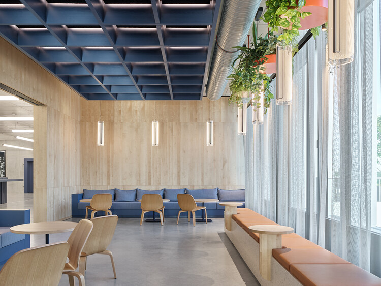 SAP Labs Мюнхенский кампус / прицел Architekten - Интерьерная фотография, дерево, освещение, стекло, стул