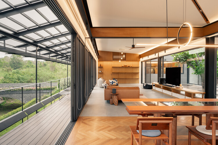 Baan O+O House / Junsekino Architect and Design - Интерьерная фотография, древесина, стекло