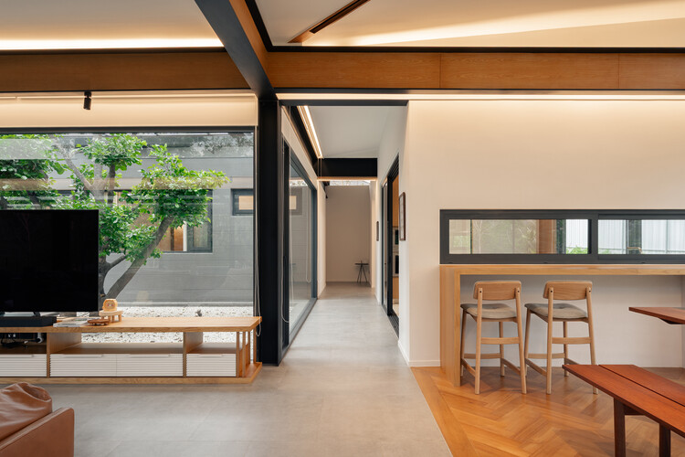Baan O+O House / Junsekino Architect and Design - Интерьерная фотография, дерево, дверь, стекло