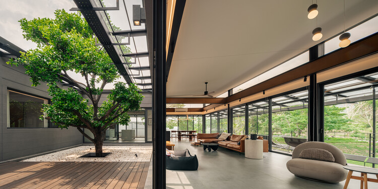 Baan O+O House / Junsekino Architect and Design - Интерьерная фотография, гостиная, дерево, двор, патио