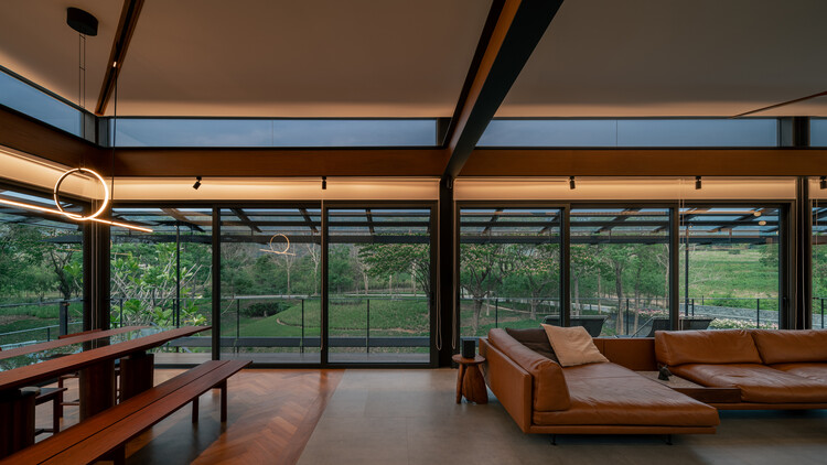Baan O+O House / Junsekino Architect and Design - Интерьерная фотография, гостиная, дерево, стекло, луч