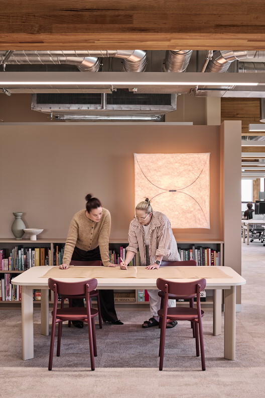 Hardie Grant Workplace / Carr - Интерьерная фотография, дерево, стол, стул