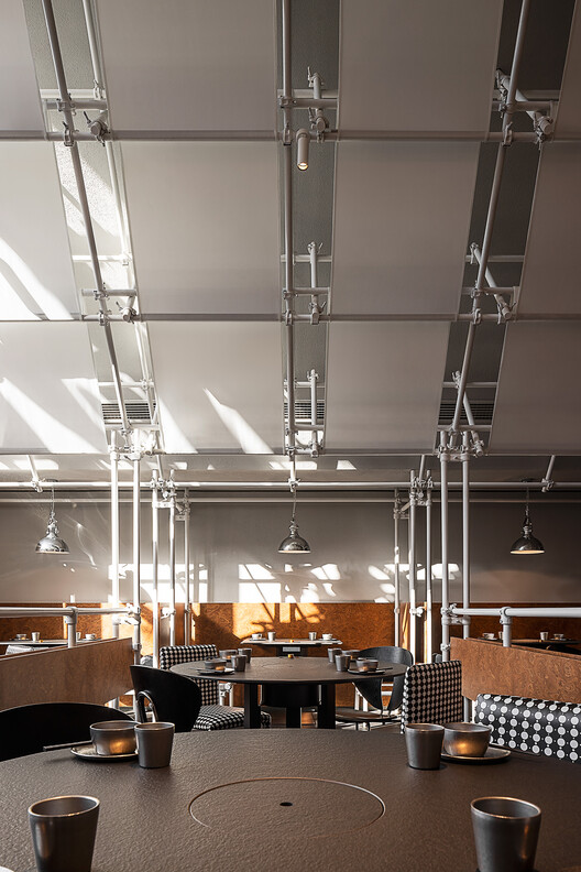 Ресторан Jinhui, Livat Shanghai / Atelier Alittle - Интерьерная фотография, кухня, сталь, луч