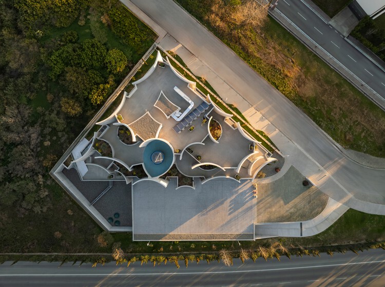 Vet Hospital Tirana / Davide Macullo Architects - изображение 2 из 30