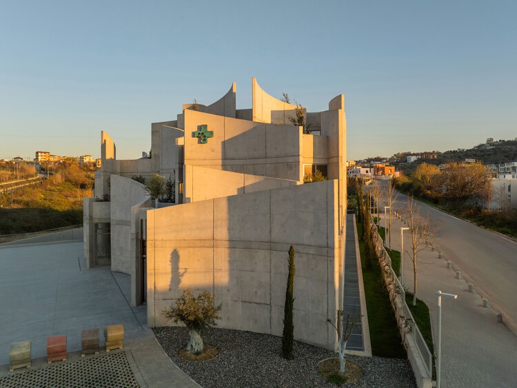 Vet Hospital Tirana / Davide Macullo Architects - Экстерьерная фотография, бетон