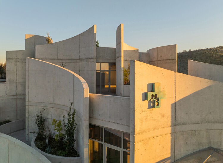 Vet Hospital Tirana / Davide Macullo Architects - Экстерьерная фотография, бетон